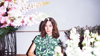 Falda morada de encaje y top blanco de flores verdes, todo de SANDRO. De venta exclusiva en Las Rozas Village y La Roca Village.
