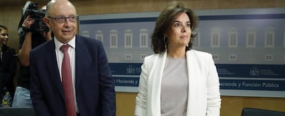 El ministro de Hacienda, Crist&oacute;bal Montoro y la vicepresidenta del Gobierno, Soraya S&aacute;enz de Santamar&iacute;a en el Consejo de Pol&iacute;tica Fiscal y Financiera.