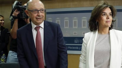El ministro de Hacienda, Cristóbal Montoro y la vicepresidenta del Gobierno, Soraya Sáenz de Santamaría en el Consejo de Política Fiscal y Financiera.