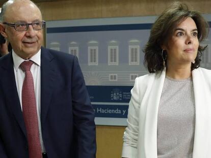 El ministro de Hacienda, Crist&oacute;bal Montoro y la vicepresidenta del Gobierno, Soraya S&aacute;enz de Santamar&iacute;a en el Consejo de Pol&iacute;tica Fiscal y Financiera.