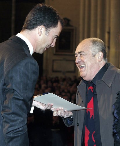 El director de cine italiano, Bernardo Bertolucci, recibe la Medalla de Oro para el Meritorio de la Cultura y el Arte de manos del entonces príncipe Felipe, en Toledo, el 12 de diciembre de 2007.