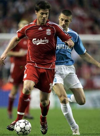 Xabi Alonso, a la izquierda, durante el partido de Liga de Campeones contra el PSV