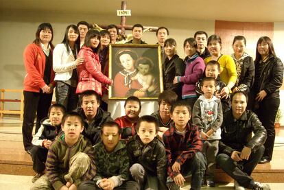 Varios miembros de la comunidad católica china de Vizcaya posan en la parroquia de Cruces.