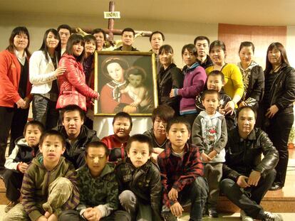 Varios miembros de la comunidad católica china de Vizcaya posan en la parroquia de Cruces.