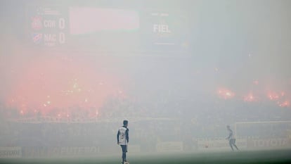 Corintianos acendem os sinalizadores no jogo contra o Nacional, pela Libertadores de 2016.