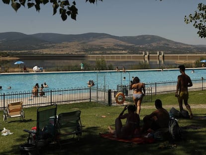 Bañistas en Riosequillo durante este mes de agosto.