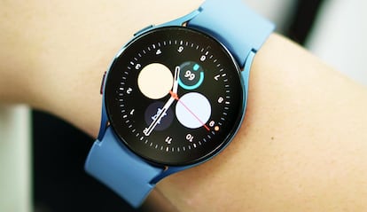 Reloj de la gama Galaxy Watch de color azul