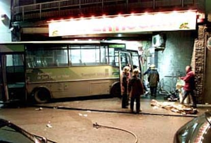 Varios bomberos, ante el autobús urbano que se empotró en Sant Cugat del Vallès.