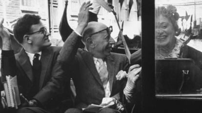 Desde la izquierda, Robert Craft, &Iacute;gor Stravinski y su esposa, Vera, en una motora por Venecia en 1957.