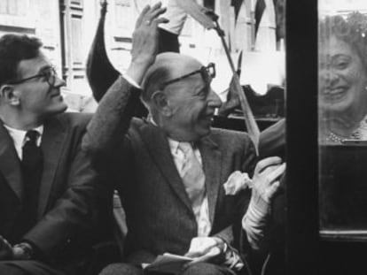 Desde la izquierda, Robert Craft, &Iacute;gor Stravinski y su esposa, Vera, en una motora por Venecia en 1957.