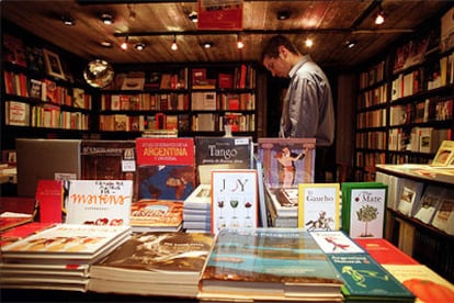 Librería Clásica y Moderna, en Buenos Aires, con un escaparate de autores argentinos.