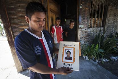 Gilberto García muestra el retrato de su hermano Hidelberto García, asesinado el pasado 19 de julio en la comunidad de Ixtapilla.