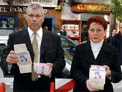 Los padres de Dónovan muestran los envases de yogur con la fotografía del menor desaparecido.