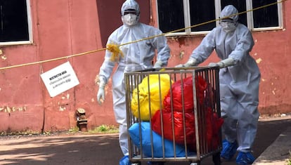 Personal médico con trajes protectores traslada objetos en bolsas del pabellón de infecciosos del Centro Médico Ernakulam en Kochi, Kerala (India), donde ha aparecido un brote del virus Nipah.