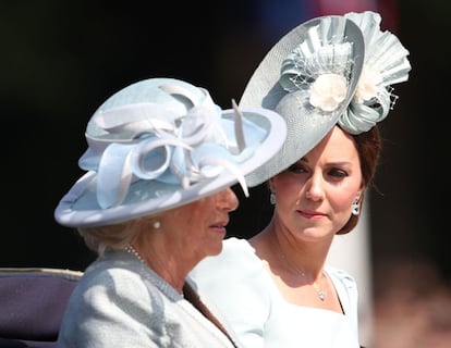 La duquesa de Cornualles y la de Cambridge compatieron carroza camino de Buckingham Palace.