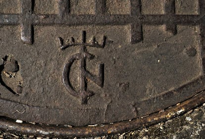 Logo del instituto Nacional de Colonización en una tapa de alcantarilla en Villalba de Calatrava.