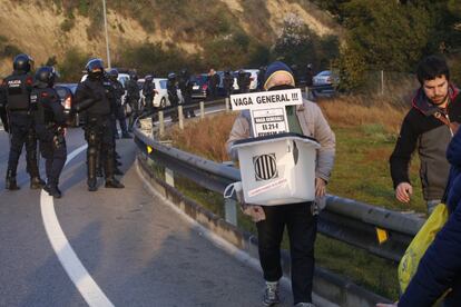 Un manifestante porta una urna durante el corte en la autopista C-58, a la altura de Terrassa.