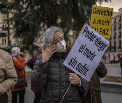 María Ángeles se seca las lágrimas mientras se manifiesta en el exterior del Congreso de los Diputados el día en el que el pleno comenzó la tramitación para la aprobación de la ley de la eutanasia.