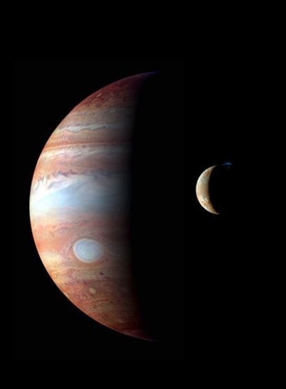 Júpiter  y su luna Ío observados por la nave <i>Nuevos Horizontes</i> en febrero de 2007.