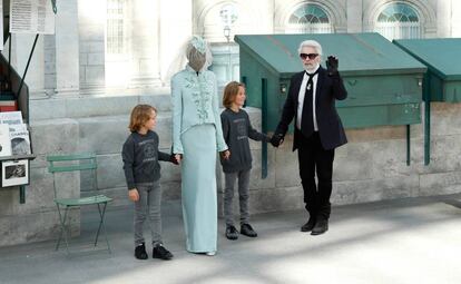 Jameson Kroenig, la modelo Alek Wek, Hudson Kroenig y el diseñador de Chanel Karl Lagerfeld