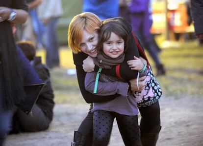 Vanesa y su hija Lucía, fans absolutas del festival, posan divertidas a la espera del concierto de John Fogerty.