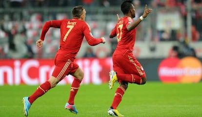 Ribèry y Alaba celebran el primer gol del Bayern, que marcó el austriaco.
