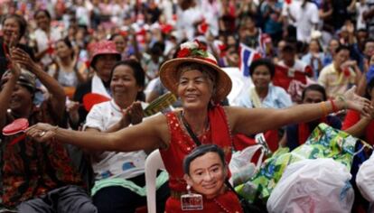 Una seguidora de los 'camisas rojas' en una manifestación en Bangkok.