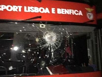 Imagen del autobús del Benfica tras ser apedreado. Twitter