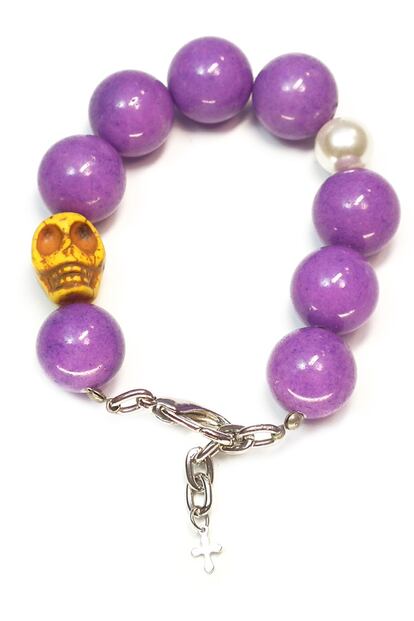 Pulsera de grandes piedras minerales en color lila con calavera y cierre metálico. De Atina Barcelona. Precio: 25 euros