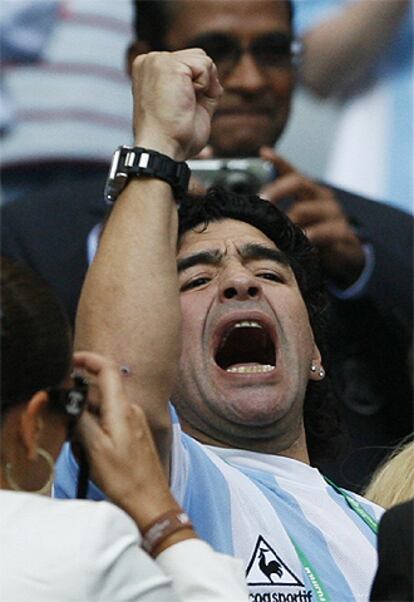 Maradona, en la grada el día del Argentina-Costa de Marfil.