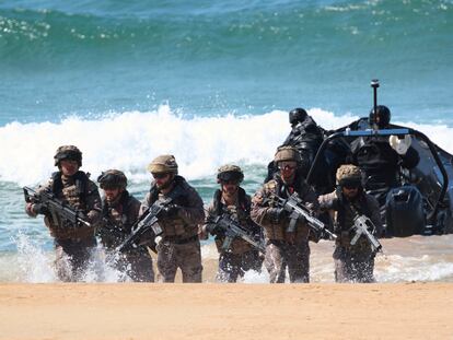 Soldados realizan maniobras en la playa de San Lorenzo durante el Desfile Naval y Aéreo con motivo del 'Día de las Fuerzas Armadas 2024'