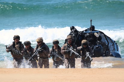 Soldados realizan maniobras en la playa de San Lorenzo durante el Desfile Naval y Aéreo con motivo del 'Día de las Fuerzas Armadas 2024'