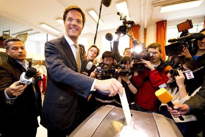 El líder del Partido Liberal, Mark Rutte, ejerce su derecho al voto en un colegio electoral de La Haya.