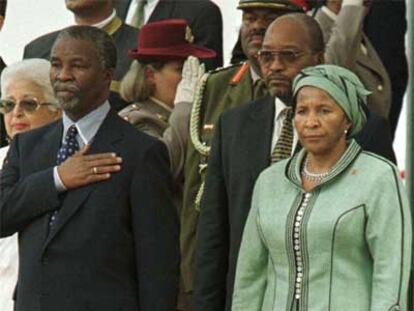 El presidente surafricano, Thabo Mbeki, junto a su esposa, Zanele.