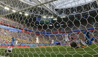 Philippe Coutinho marca el primer gol de Brasil.