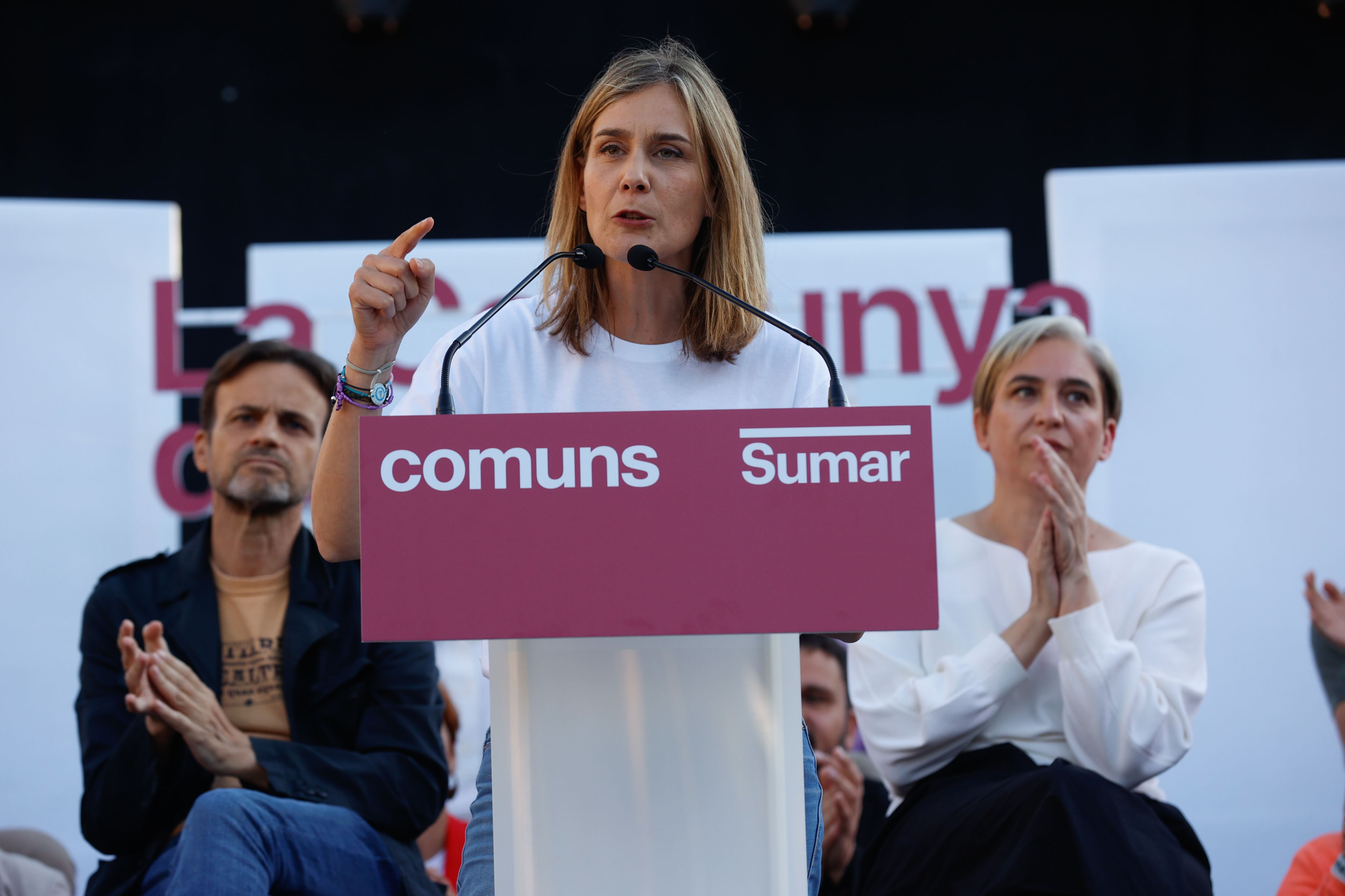 La candidata a la presidencia de la Generalitat de Comuns Sumar, Jéssica Albiach, durante su intervención en el acto final de campaña, este viernes en Cornellá de Llobregat (Barcelona).