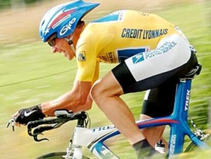Lance Armstrong, durante la contrarreloj de ayer en Besançon.