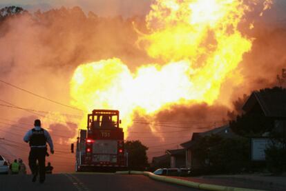 Equipos de rescate se dirigen hacia la zona del incendio.