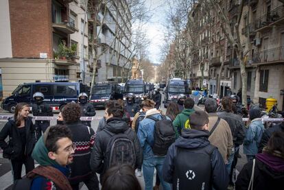 Desallotjament de sis famílies en un edifici del carrer Lleida, el 3 de març.