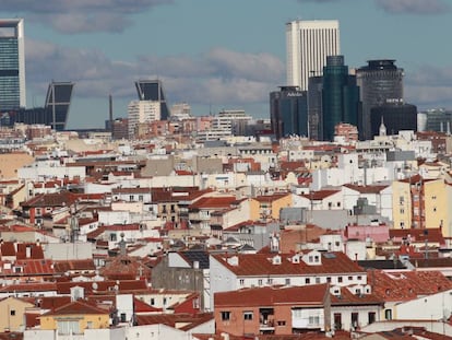 Vista panorámica de Madrid con las Cuatro Torres y las Torres de la Puerta Europa (antes KIO), al fondo.