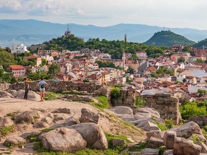 Vista de la antigua muralla y las colinas que rodean la ciudad de Plovdiv (Bulgaria).