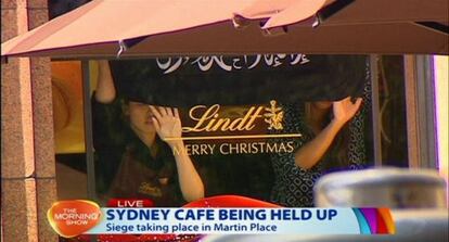 Dues persones retingudes dins del cafè a Sidney, Austràlia.