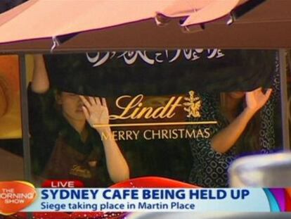 Dues persones retingudes dins del cafè a Sidney, Austràlia.
