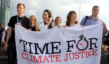 Activistas se manifiestan en Doha pidiendo un pacto climático.
 