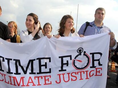 Activistas se manifiestan en Doha pidiendo un pacto climático.
 