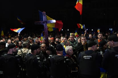 Partidarios de Georgescu protestaban el día 11 en Bucarest frente a la sede del Tribunal Constitucional rumano, tras el rechazo de su candidatura para la repetición de las presidenciales.