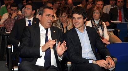 El anterior diputado foral José Luis Bilbao, a la izquierda y el actual, Unai Rementería, cuando este último era portavoz foral de Presidencia.