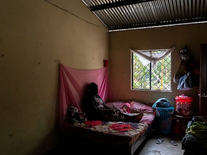 Una mujer que trabajó para Furukawa desde los 7 años, en su casa en Santo Domingo de los Tsachilas.