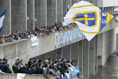 Aficionados del Oviedo se amontonan en los accesos del Tartiere para ver el campo del Astur.