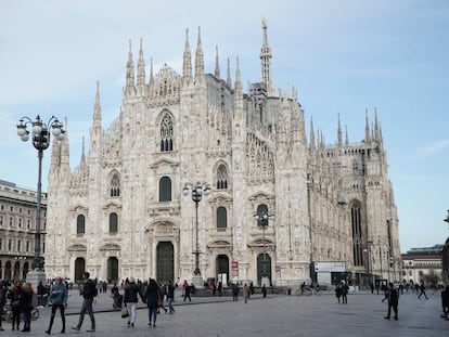 La plaza del Duomo de Milán, semivacía tras las restricciones del Gobierno italiano.